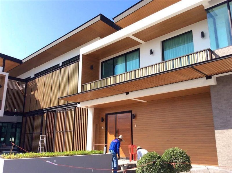 Thi công trần nhựa vân gỗ cho mái che hiện đại