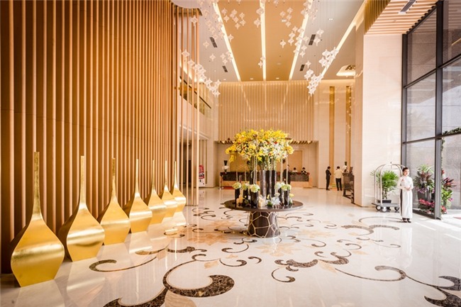 Mẫu trần lam sóng gỗ nhựa ốp tường, ban công cho khách sạn đẹp