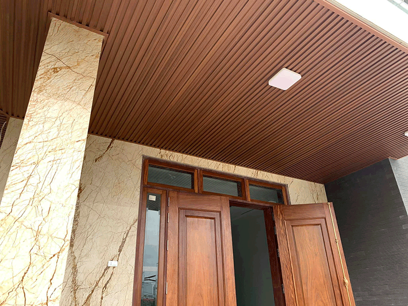 Thi công trần nhựa vân gỗ cho mái che hiện đại