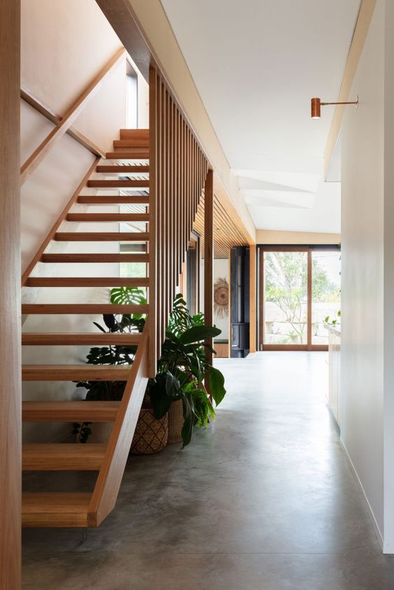 Mẫu lam nhựa giả gỗ trang trí cầu thang