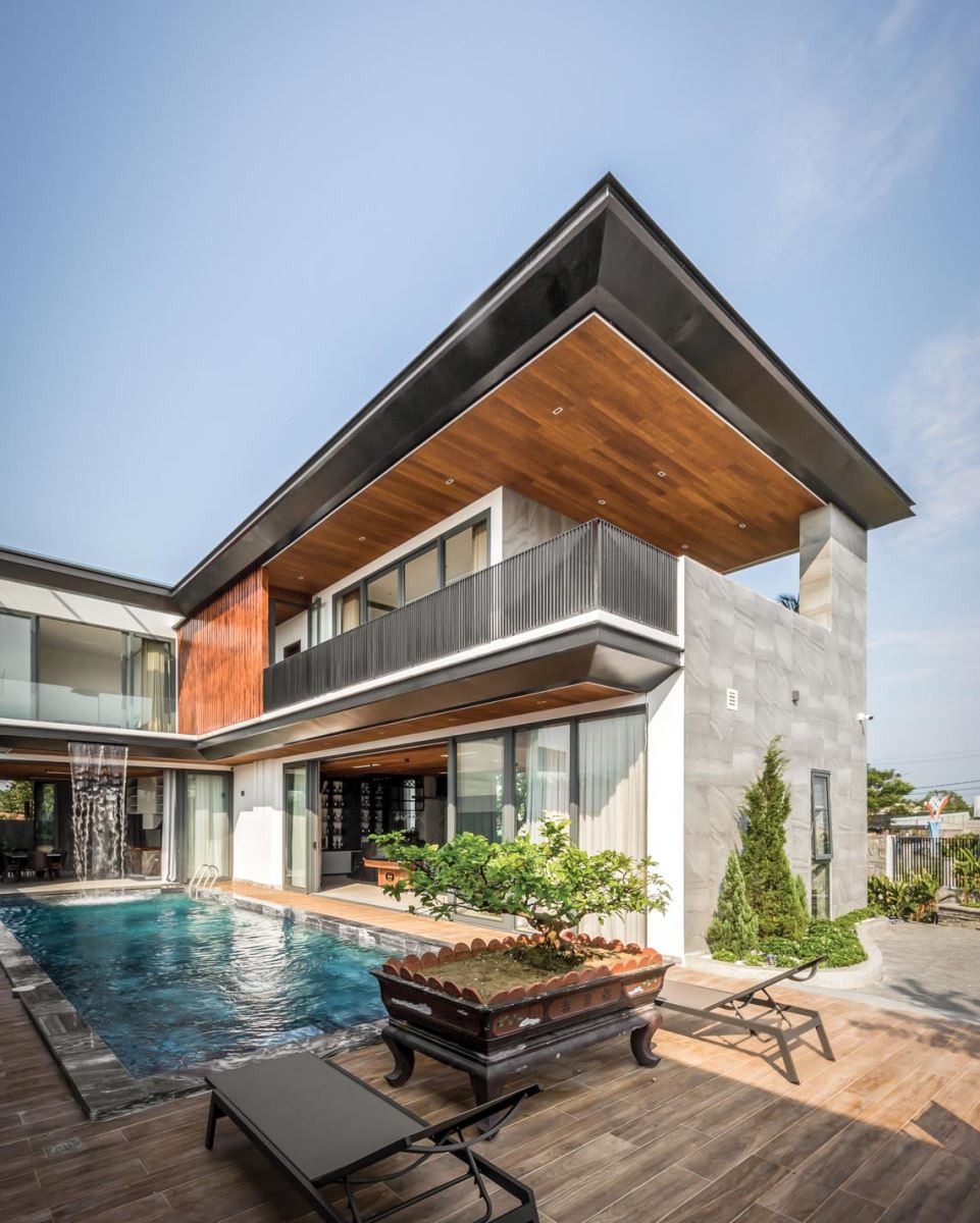 Thi công trần nhựa vân gỗ cho mái che hiện đại