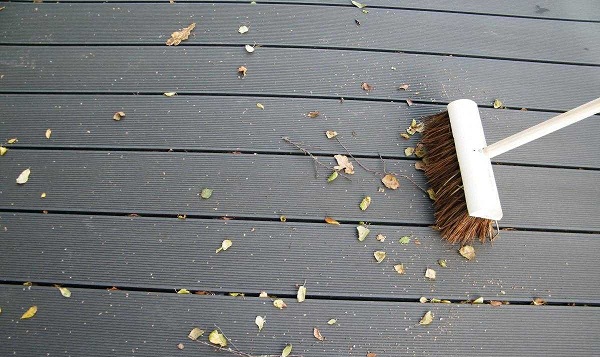 Lưu ý khi vệ sinh sàn nhựa ngoại thất