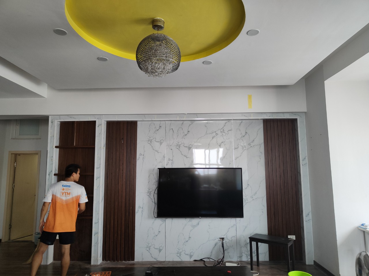 Vì sao nên ốp nhựa giả đá phòng khách?